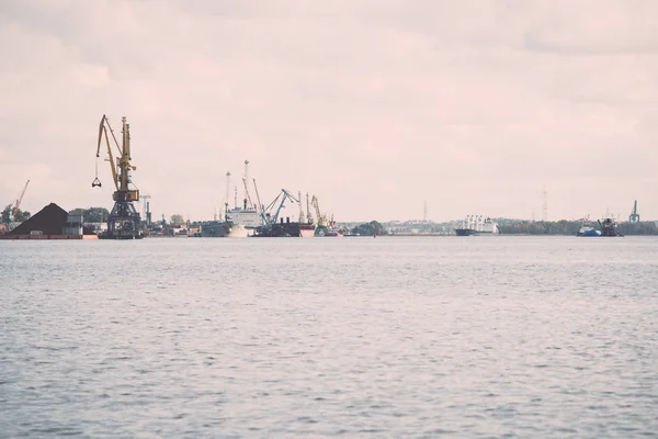 Muelle de carga y buques de carga en puerto marítimo - retro, vintage —  Fotos de Stock