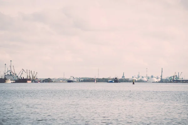 Muelle de carga y buques de carga en puerto marítimo - retro, vintage —  Fotos de Stock