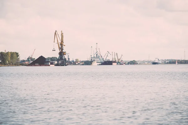 Muelle de carga y buques de carga en puerto marítimo - retro, vintage — Foto de Stock