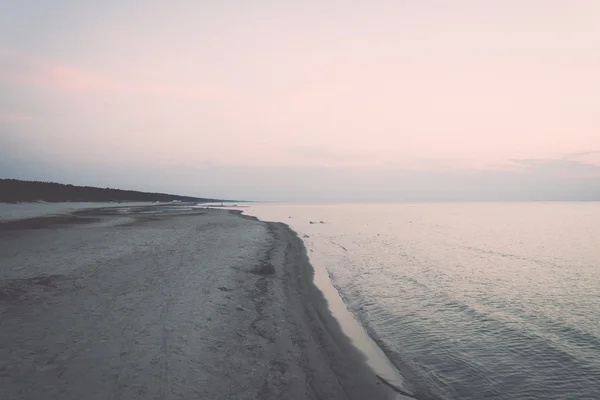 Pantai setelah matahari terbenam dengan pasir dan awan - retro, vintage — Stok Foto