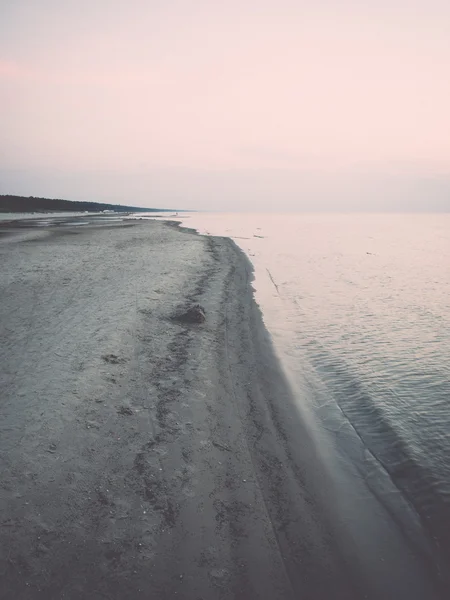 Stranden efter solnedgången med sand och moln - retro, vintage — Stockfoto