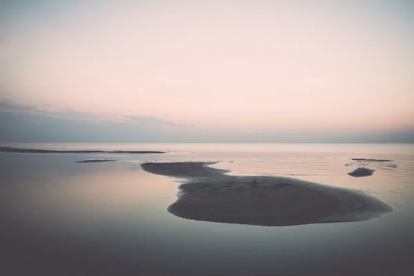 Strand na de zonsondergang met zand en wolken - retro, vintage — Stockfoto