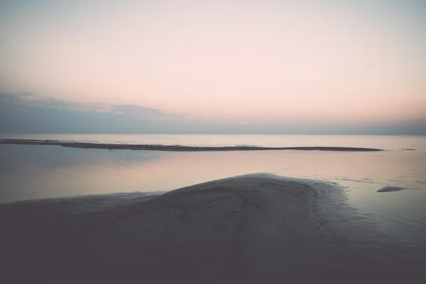 Stranden efter solnedgången med sand och moln - retro, vintage — Stockfoto