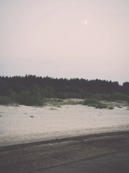 Praia após o pôr do sol com areia e nuvens - retro, vintage — Fotografia de Stock