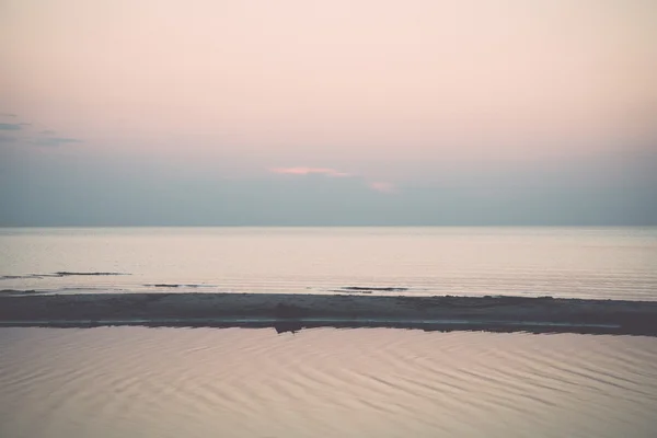 Playa después de la puesta del sol con arena y nubes - retro, vendimia — Foto de Stock