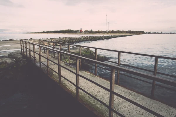 Oude brug met roestige metalen geleiders - retro, vintage — Stockfoto