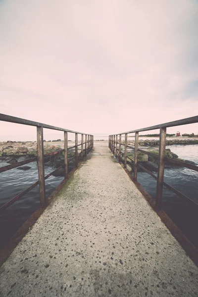 Alte Brücke mit rostigen Metallgeländern - retro, vintage — Stockfoto