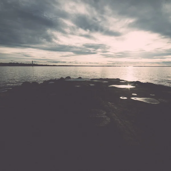 Brise-lames dans la mer avec phare dessus - rétro, vintage — Photo