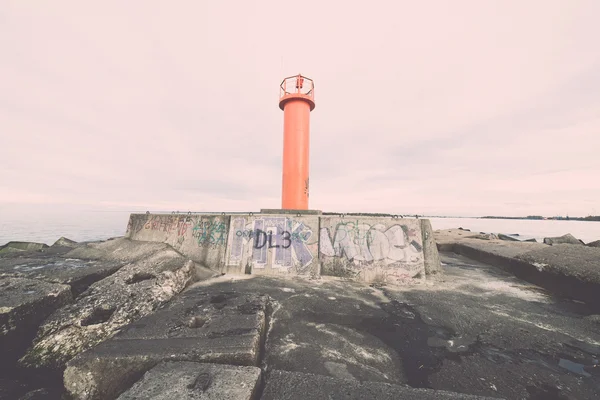 Rompeolas en el mar con faro en él - retro, vintage —  Fotos de Stock