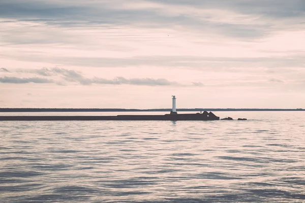 防波堤-灯台と海でレトロ、ビンテージ — ストック写真