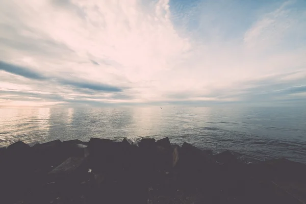 Волнорез в море с маяком на нем - ретро, винтаж — стоковое фото