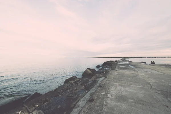 Wellenbrecher im Meer mit Leuchtturm drauf - retro, vintage — Stockfoto