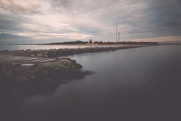 Dalgakıran deniz-deniz feneri ile retro, vintage — Stok fotoğraf