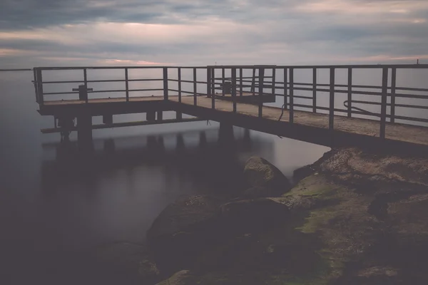 Ponte velha com trilhos de metal enferrujado - retro, vintage — Fotografia de Stock