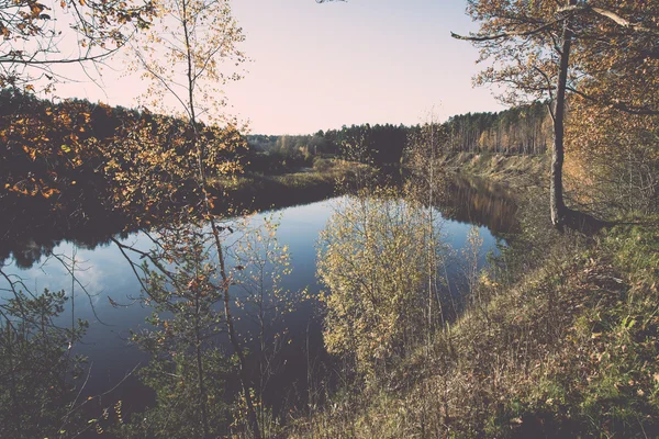 Schilderachtige herfst gekleurde rivier in land - retro, vintage — Stockfoto