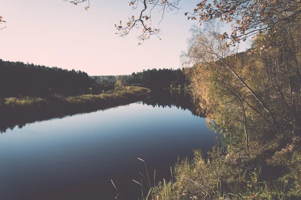 Мальовнича осіння річка в сільській місцевості ретро, вінтаж — стокове фото