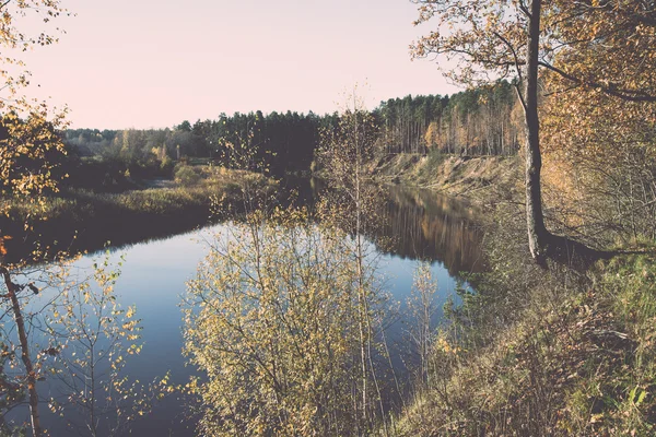 Schilderachtige herfst gekleurde rivier in land - retro, vintage — Stockfoto