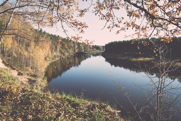 Schilderachtige herfst gekleurde rivier in land - retro, vintage — Stockfoto