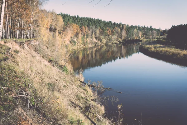 Schilderachtige herfst gekleurde rivier in land - retro, vintage — Stockfoto