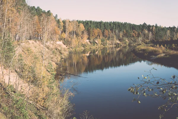 Мальовнича осіння річка в сільській місцевості ретро, вінтаж — стокове фото