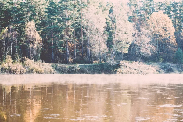 Malebnou podzimní barevné řeka v zemi - retro a vintage — Stock fotografie