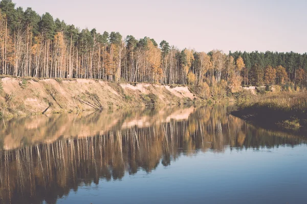 风景秀丽的秋季彩色的河中的国家 — — 复古，复古 — 图库照片