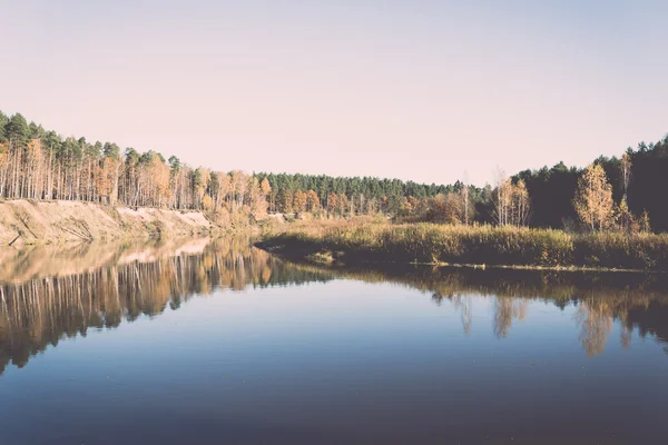 风景秀丽的秋季彩色的河中的国家 — — 复古，复古 — 图库照片