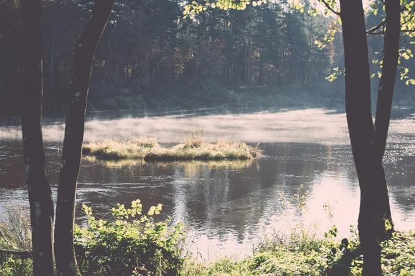 Malerischer herbstlicher Fluss im Land - retro, vintage — Stockfoto