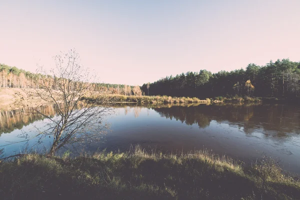 Rivière pittoresque de couleur automne dans le pays - rétro, vintage — Photo