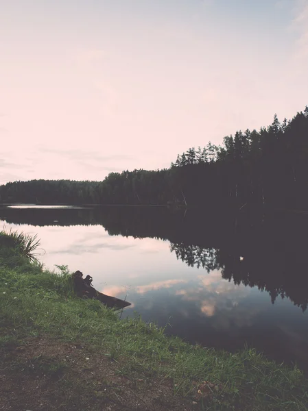 Floden med reflektioner i weater och sandsten klippor - retro, v — Stockfoto