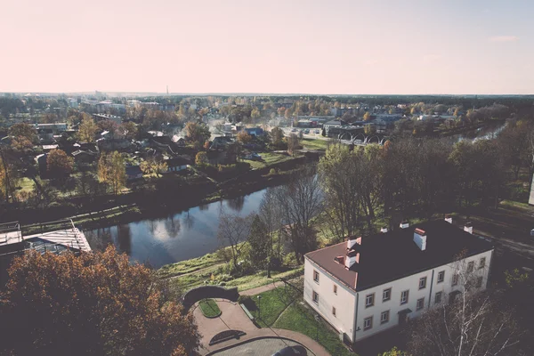 Liten stad panoramautsikt från ovan i höst - retro, vint — Stockfoto