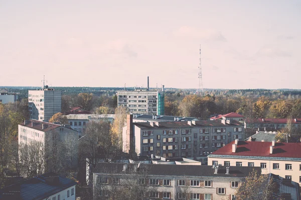 Pequeña ciudad vista panorámica desde arriba en el otoño - retro, vint — Foto de Stock