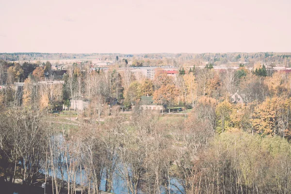 Liten stad panoramautsikt från ovan i höst - retro, vint — Stockfoto