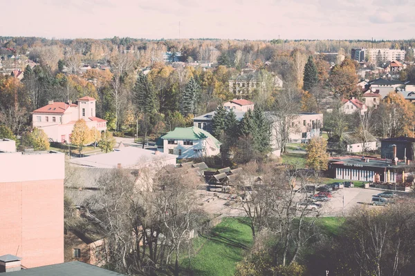 Pequena cidade vista panorâmica de cima no outono - retro, vint — Fotografia de Stock