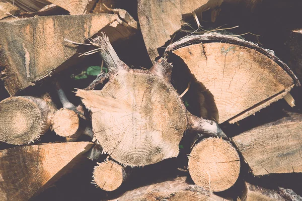 Leña apilada de abeto en el bosque - retro, vendimia —  Fotos de Stock