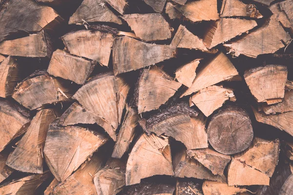 Leña apilada de abeto en el bosque - retro, vendimia — Foto de Stock