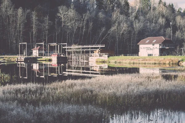 Морозне зимове озеро, освітлене висхідним сонцем. ретро, віньєтка — стокове фото