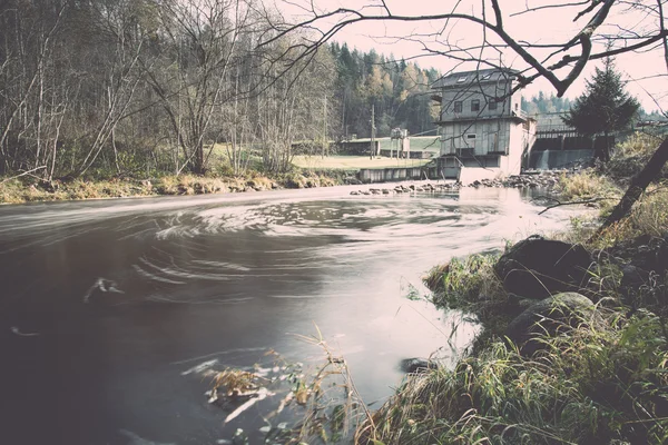 Мальовнича осіння річка в сільській місцевості ретро, вінтаж — стокове фото