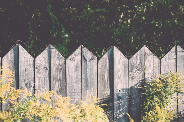 Alter Holzzaun mit Stacheldraht drauf - retro, vintage — Stockfoto