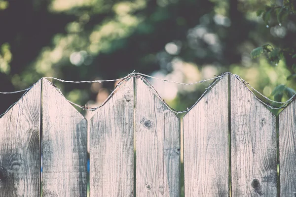 古い木造フェンス有刺鉄線上 - レトロ、ヴィンテージ — ストック写真