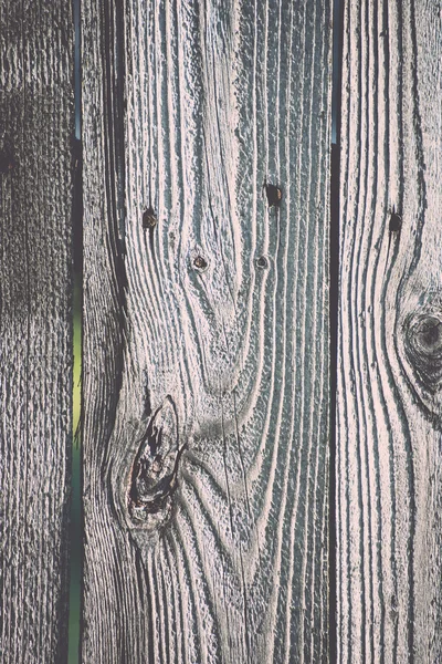 Alter Holzzaun mit Stacheldraht drauf - retro, vintage — Stockfoto