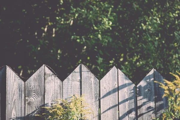 Alter Holzzaun mit Stacheldraht drauf - retro, vintage — Stockfoto