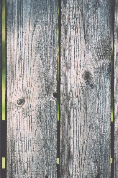 Oude houten hek met prikkeldraad op top - retro, vintage — Stockfoto
