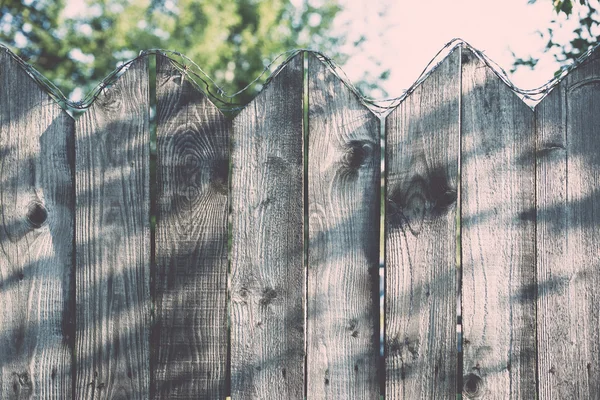 Alter Holzzaun mit Stacheldraht drauf - retro, vintage — Stockfoto