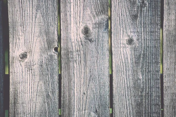 Vecchia recinzione in legno con filo spinato sulla parte superiore retrò, vintage — Foto Stock