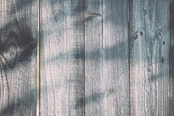 Vecchia recinzione in legno con filo spinato sulla parte superiore retrò, vintage — Foto Stock