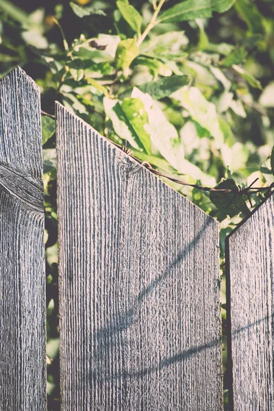 Stare drewniane ogrodzenia z drutu kolczastego, na górze - retro, vintage — Zdjęcie stockowe