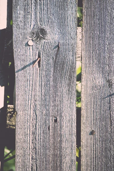 Vecchia recinzione in legno con filo spinato sulla parte superiore retrò, vintage — Foto Stock