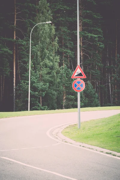 Road tecken och linjer på asfalt - retro, vintage — Stockfoto