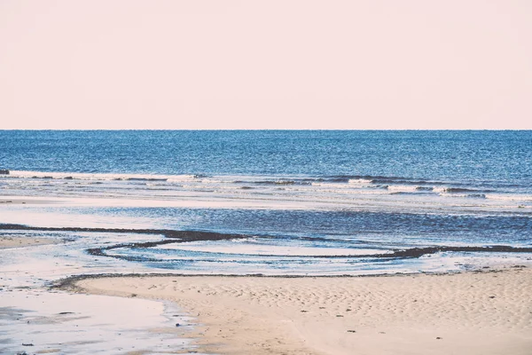 Playa de mar helada con las primeras piezas de hielo - retro, vintage — Foto de Stock